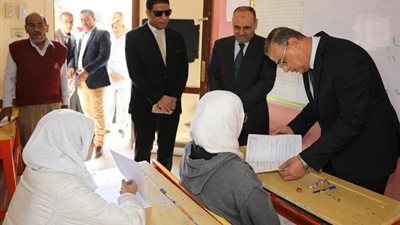 محافظ سوهاج يتفقد لجان امتحانات الشهادة الإعدادية