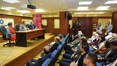  وزير التعليم العالى يلتقى طلاب كليات الطب قبل سفرهم للتدريب باليابان 