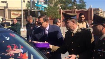 بمناسبة اعياد الشرطة.. مدير أمن سوهاج وضباطه يوزعون الحلوى والورود على الاطفال والمواطنين بالميادين والشوارع