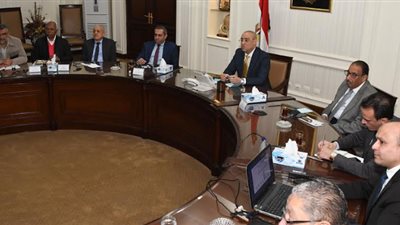 وزير الإسكان يعقد اجتماعه الدورى مع شركات المقاولات المُنفذة لمشروع الحدائق المركزية بالعاصمة الإدارية الجديدة 