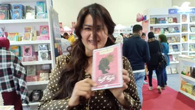 بالبيجامة والشبشب.. سما المصرى فى زيارة لمعرض الكتاب.. صور