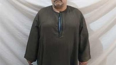 مدير مدرسة يعرض 41 قطعة أثار لضباط مباحث الاثار