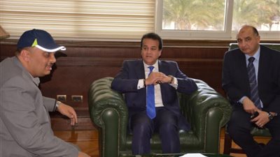 وزير التعليم العالى يزور الدكتور المعتدى عليه بجامعة الاسكندرية