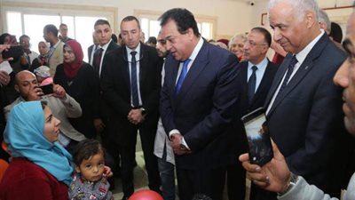 وزير التعليم العالي يتفقد مستشفى برج العرب الجامعي لعلاج أورام الأطفال