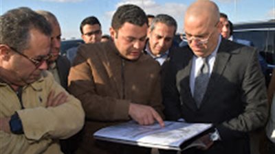 وزير الإسكان يقوم بجولة موسعة بمدن 