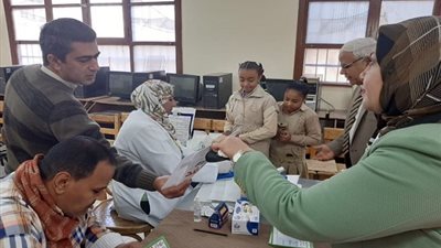 الكشف على تلاميذ 25 مدرسة ضمن مبادرة السيسى