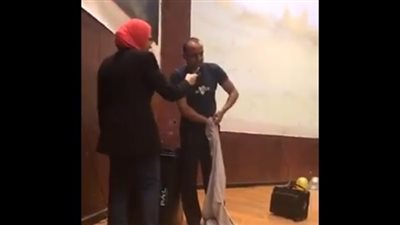 جامعة المنصورة تكشف عن مفاجاة فى واقعة خلع استاذ جامعى لملابسة امام الطلاب