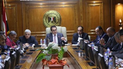 وزير التعليم العالي والبحث العلمي يستعرض الالتزام بالبرنامج الزمنى لتنفيذ خطة الوزارة   