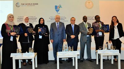 طارق شوقى يكرم عددًا من المعلمين المشاركين في مؤتمر 