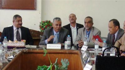 رئيس جامعة جنوب الوادي يكرم أساتذة كلية الآداب البالغين السن القانونية