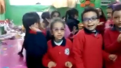 بالفيديو.. مدرسة تخالف تعليمات الوزارة وتحتفل مع الطلاب باغنية