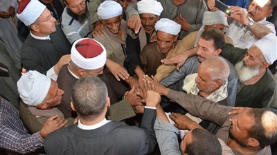 سكرتير عام سوهاج يشهد الصلح بين أبناء عائلة 