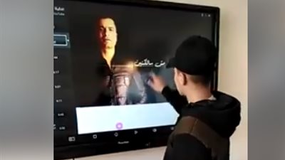 كلاكيت ثالث مره.. طالب يقوم بتشغيل اغانى المهرجانات عبر الشاشات الذكيه.. فيديو