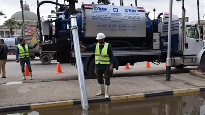 رئيس القابضة للمياه: الدفع بـ 725 معدة لسحب مياه الأمطار بالمحافظات