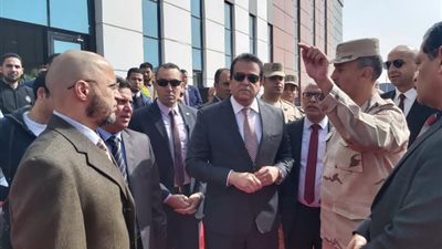 وزير التعليم العالي يتفقد مركز تجميع الأقمار الصناعية ويرأس اجتماع لجنة المشروعات القومية 