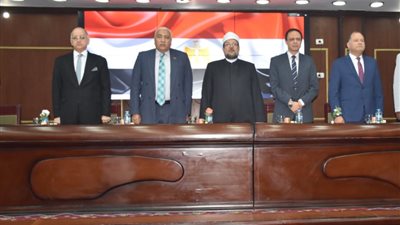 وزير التعليم العالي يستعرض تقرير رئيس جامعة السادات 