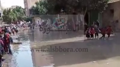 شاهد.. تلاميذ مدارس أبو النمرس وسط مياه المجاري.. وأولياء الأمور: انقذوا ابنائنا من 