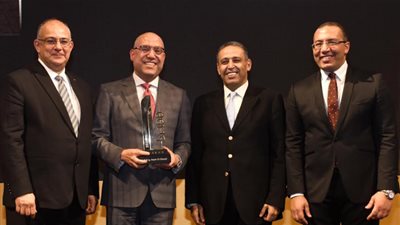 وزير الإسكان يتسلم درع التكريم خلال احتفالية “bt100” تقديرا لجهوده فى الطفرة العمرانية التى تشهدها مصر حالياً