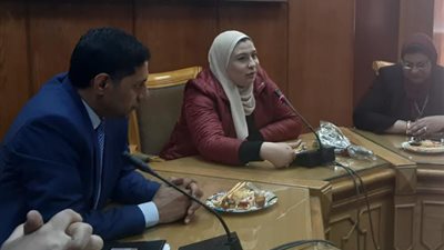 عميد ألسن عين شمس تستقبل طلاب جامعة 