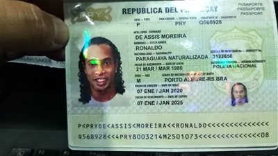 القبض على نجم المنتخب البرازيلى وبرشلونة السابق بجواز سفر مزور.. صور