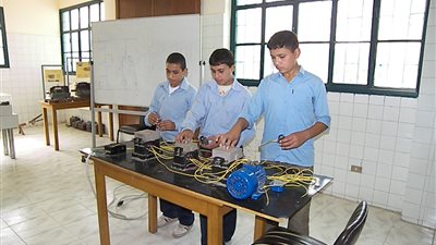 وزير الإسكان يشيد بتجربة الشركة القابضة لمياه الشرب والصرف الصحى فى تشغيل ٤ مدارس ثانوية فنية لمياه الشرب والصرف الصحى