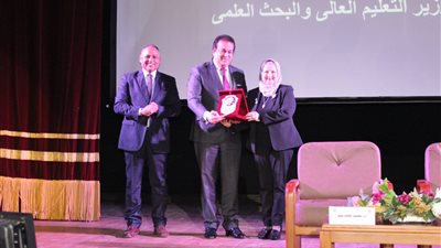 وزير التعليم العالي يفتتح فعاليات المؤتمر الأول للجنة المرأة فى العلوم 