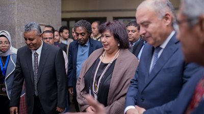 وزيرة الثقافة تتفقد معرض جامعة جنوب الوادى للكتاب