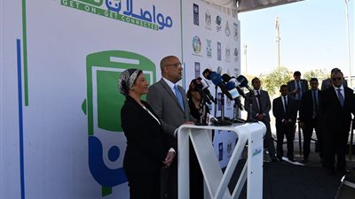 وزيرا الإسكان والبيئة يفتتحان مشروع أتوبيسات النقل العام فائقة الجودة لربط مدينتى 6 أكتوبر والشيخ زايد بمحطة مترو جامعة القاهرة