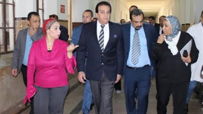 وزير التعليم العالي يتفقد مستشفى قصر العيني وعيادات الطلاب بجامعة القاهرة للاطمئنان على تنفيذ خطة التعامل مع فيروس كورونا