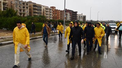 وزير الإسكان يتابع أعمال سحب مياه الأمطار من المحاور والطرق والمناطق المختلفة بمدينة القاهرة الجديدة