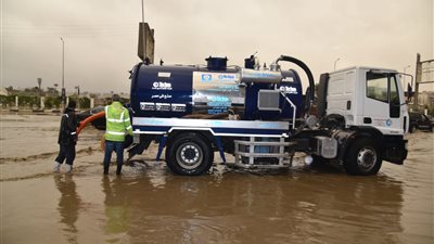  رئيس القابضة للمياه: الدفع بـ 1380 معدة لسحب مياه الأمطار بالمحافظات