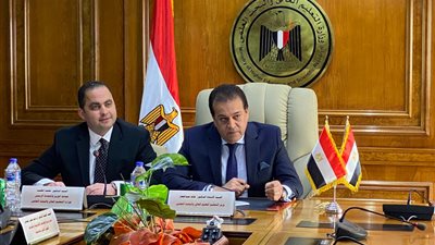 خلال لقاءه برؤساء (7) جامعات عبر الفيديو كونفرانس.. وزير التعليم العالي يشيد بتطبيق خطة التعليم عن بُعد 