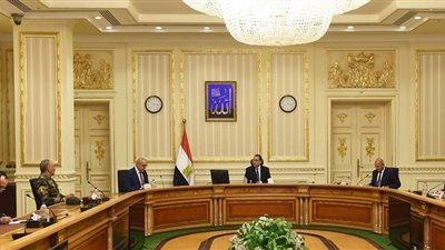 رئيس الوزراء يتابع إجراءات الحفاظ على سلامة وصحة العاملين في قطاع الإنشاءات والإجراءات الاحترازية لمواجهة فيروس 