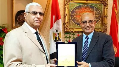 مدير تعليم بورسعيد يكرم عددا من قيادات التعليم لبلوغهم السن القانونى للمعاش