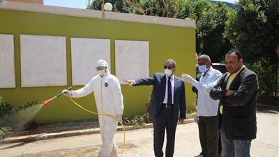  رئيس جامعة الأقصر يتفقد أعمال التطهير والتعقيم بكليات الجامعة والمدن الجامعية