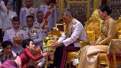 ملك تايلاند يعزل نفسه مع 20 امرأة في فندق فخم بسبب 