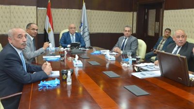 وزير الإسكان يستعرض خطة تطوير ورفع كفاءة أداء قطاع مياه الشرب والصرف الصحى.. وخطة تركيب العدادات الكودية.. والعدادات مُسبقة الدفع