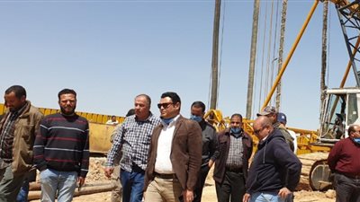رئيس جهاز 6 أكتوبر يتفقد سير العمل بمشروعى كوبرى علوى ونفق سيارات بطريق الواحات
