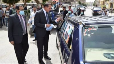 جامعة سوهاج توزع كمامات معقمة بالمجان على المواطنين