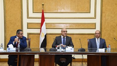 وزير الإسكان يبحث مع مسئولى شركات المقاولات آليات استمرار العمل بالمشروعات.. والإجراءات الوقائية لحماية العاملين من