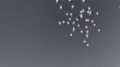 بعد منع الطواف في الكعبة..طيور بيضاء تطوف ويظن الناس انها ملائكة السماء..فيديو