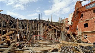   شاهد لحظة هدم مبنى مخالف بمدينة الشروق ..فيديو