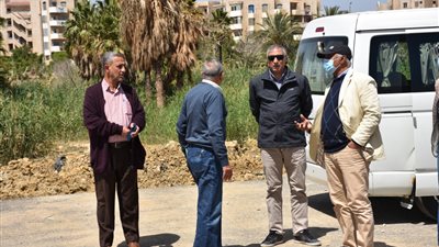 مساعد نائب رئيس هيئة المجتمعات العمرانية ورئيس جهاز القاهرة الجديدة يتفقدان المشروعات والمناطق  الحيوية بالتجمع الثالث