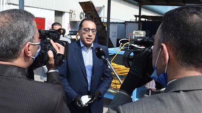 مدبولى: نتابع تكليفات الرئيس السيسى بالتأكد من تنفيذ المصانع للإجراءات الاحترازية واستمرار عجلة العمل والإنتاج