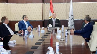 وزير الإسكان يتابع استمرار العمل بالمشروعات.. والإجراءات الوقائية لحماية العاملين من الإصابة بفيروس كورونا