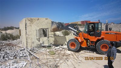 جهاز القرى السياحية يزيل التعديات الواقعة على قطعة أرض  بمارينا السياحي