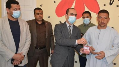 نائب محافظ سوهاج يسلم مفاتيح 30 منزلا مؤهلا بمركز البلينا