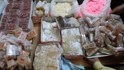 بالصور.. ضبط حلوى مصبوغة بألوان صناعية مجهولة فى سوهاج