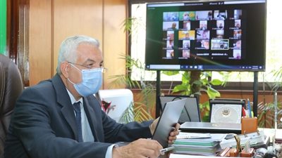 رئيس جامعة المنوفية يجتمع بعمداء الكليات لمناقشة ضوابط أبحاث الطلاب للفصل الدراسى الثانى