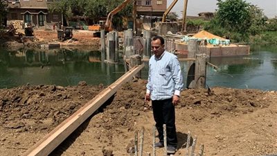رئيس مركز ومدينة المنشاة يتفقد أعمال مشروع كوبري خارفة
